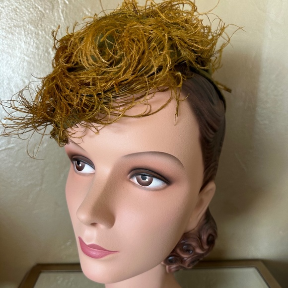 ELEGANT 1930\'s OLIVE FELT TILT HAT WITH GOLD CURLY OSTRICH FEATHERS + STRAP main image 4